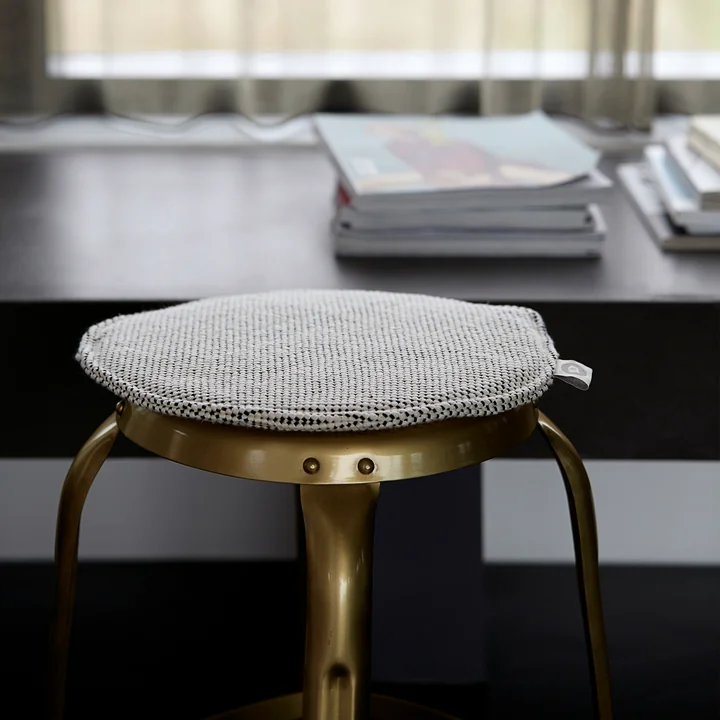 Das Sitzkissen für Cuun Rattan-Stuhl Ø 35 cm, schwarz / weiß von House Doctor auf einem Metall-Hocker