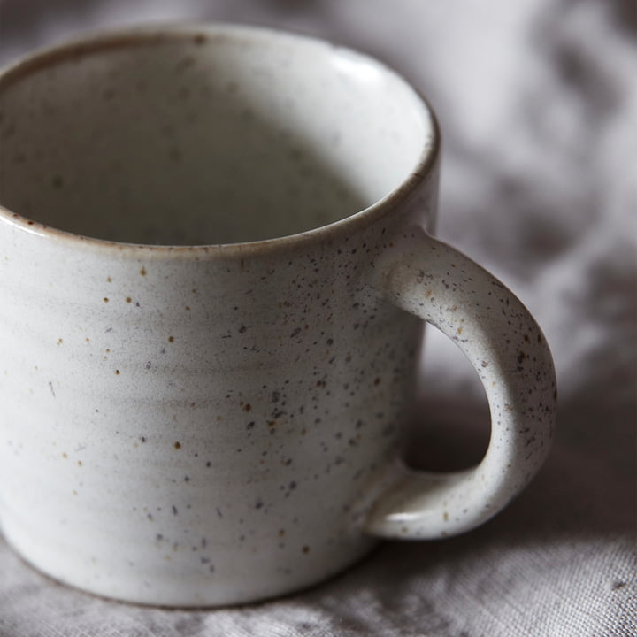 Der Becher mit Henkel Pion, grau / weiß im Detail