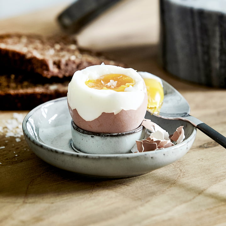 Der Rustic Eierbecher, graublau von House Doctor auf dem Frühstückstisch