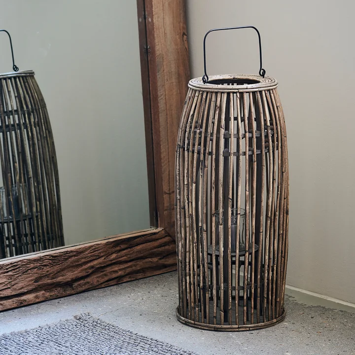 Die Laterne Ova, H 65 cm, natur von House Doctor neben einem Spiegel