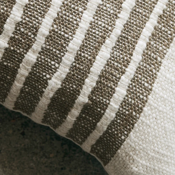 Der Yarn Kissenbezug, senfgelb von House Doctor zeichnet sich durch ein senfgelb-weißes Streifenmuster aus