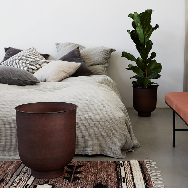 Die Vig Pflanztöpfe, burnt henna (2er-Set) von House Doctor neben dem Bett im Schlafzimmer