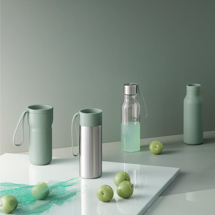 Der Nordic Kitchen Thermobecher in Kombination mit anderen Flaschen und Thermobehältern in faded green von Eva Solo