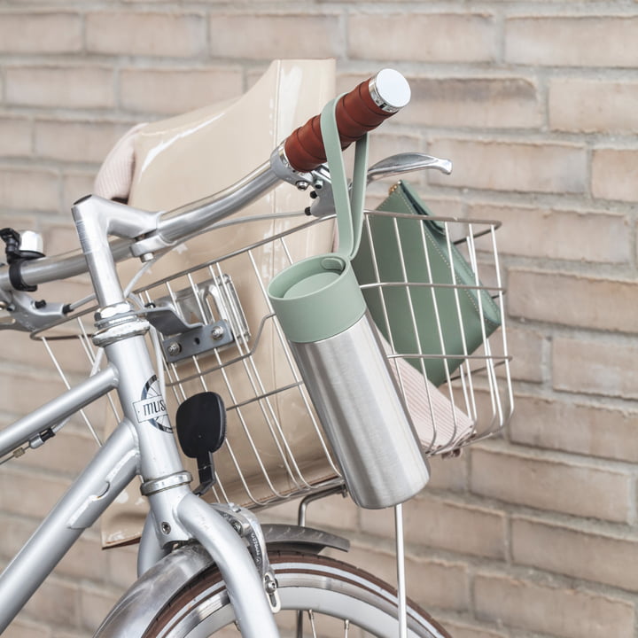 Der To Go Thermobecher von Eva Solo am Fahrradlenker