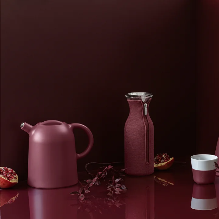 Die Thimble Isolierkanne von Eva Solo in Kombination mit der Kühlschrankkaraffe und dem Espresso-Becher