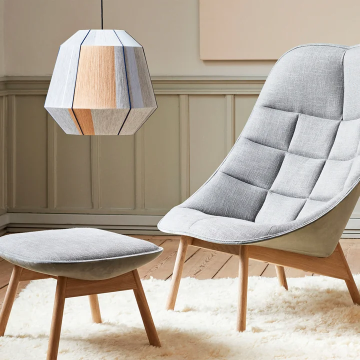 Der Bonbon Lampenschirm L, Ø 50 x H 46 cm, erdtöne von HAY über einer gemütlichen Sitzecke