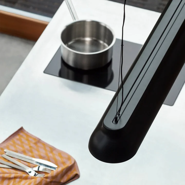 Die PC Linear Stab-Pendelleuchte, soft black von HAY über der Kücheninsel
