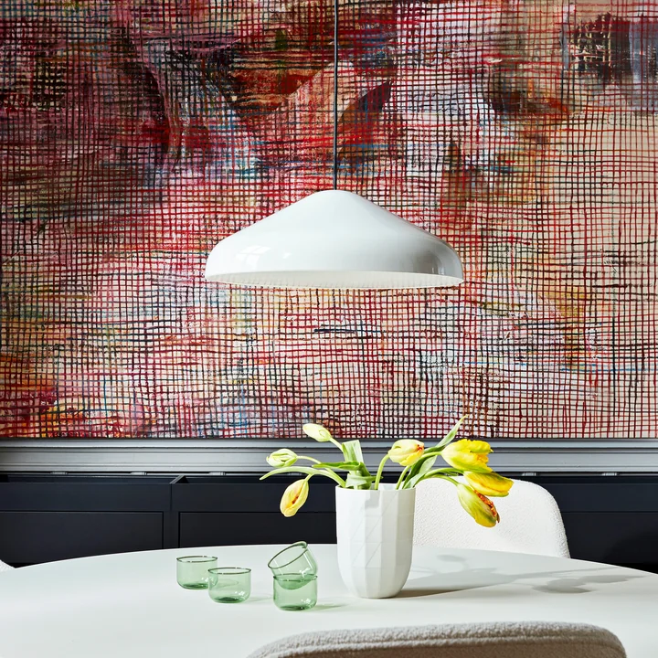 Die Pao Steel Pendelleuchte, Ø 47 x H 16,25 cm, cream von HAY über einem dekorierten Esstisch