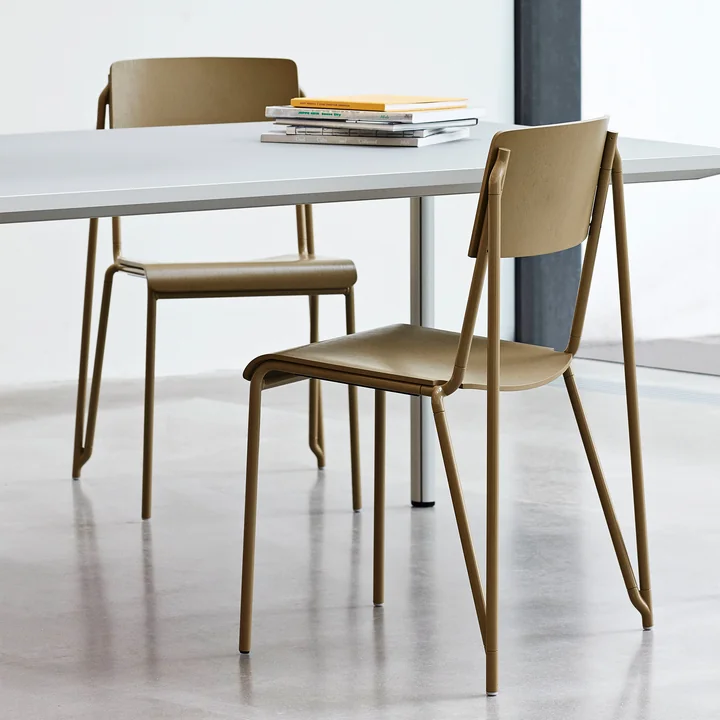 Der Petit Standard Stuhl, clay / clay von HAY an einem weißen Tisch