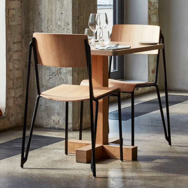 Der Petit Standard Stuhl, schwarz / Eiche matt lackiert von HAY in einem gewerblichen Ambiente
