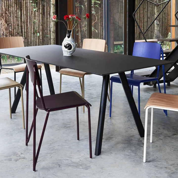 Der Petit Standard Stuhl von HAY in verschiedenen Ausführungen am Esstisch