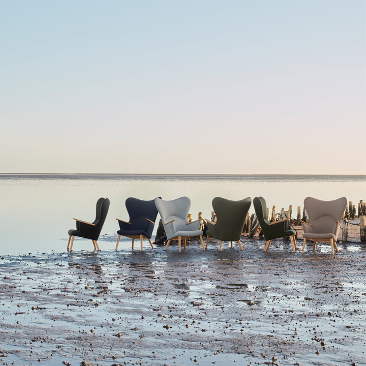 Der CH78 Mama Bear Lounge Chair von Carl Hansen in seinen verschiedenen Ausführungen im Freien