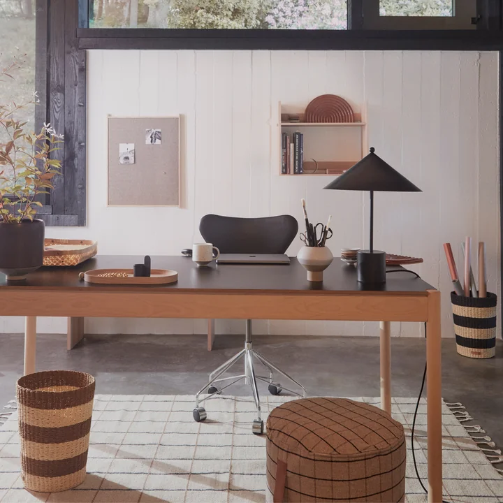 Der Gomi Papierkorb in seinen verschiedenen Ausführungen und das Inka Holztablett im Arbeitszimmer