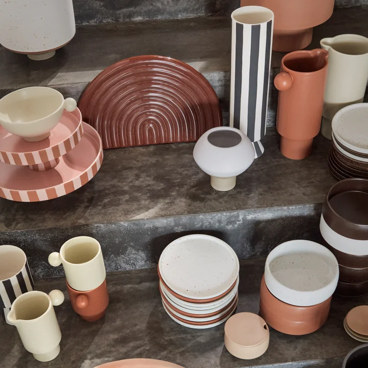 Das Toppu Tablett mit anderem Geschirr von OYOY auf einer Treppe