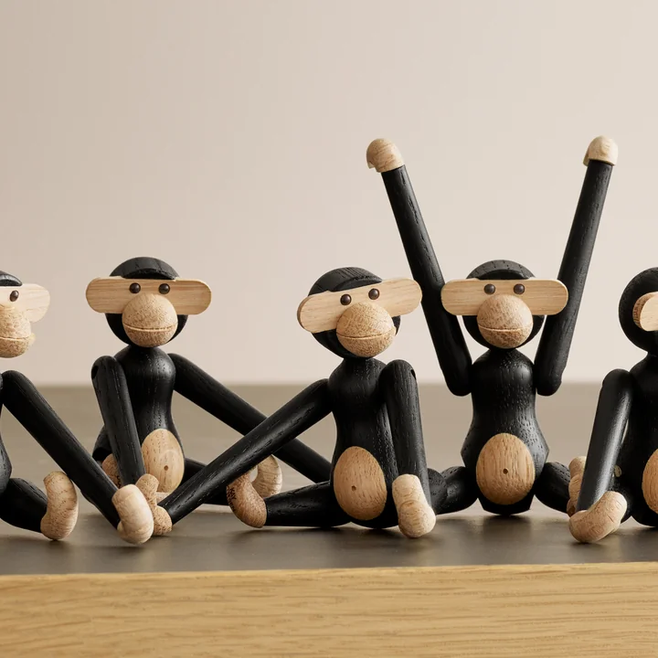 Der Holz-Affe mini, Eiche schwarz gebeizt von Kay Bojesen in der Gruppe mit weiteren Holz-Affen