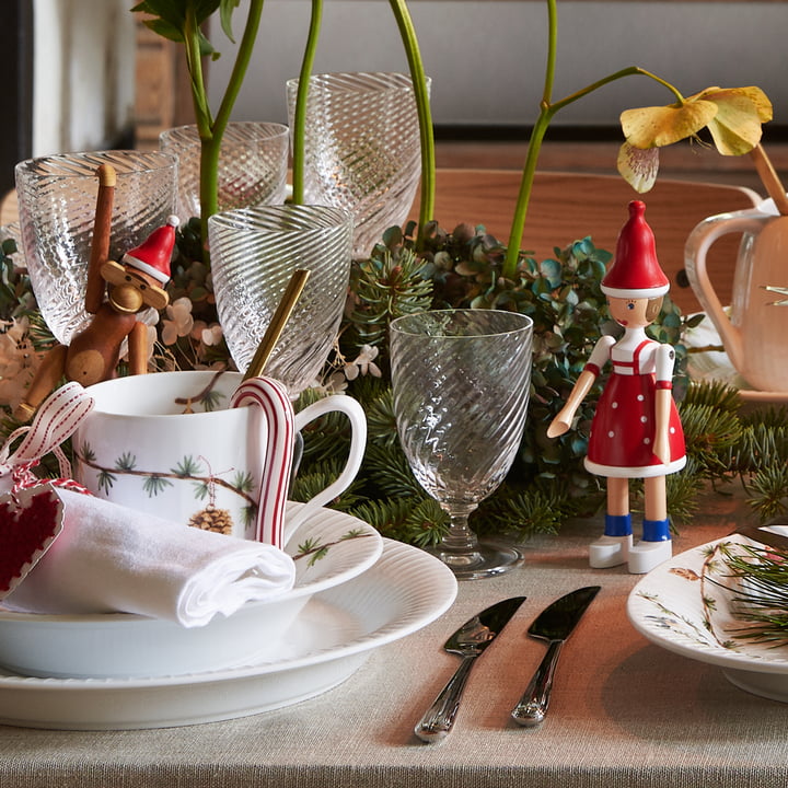 Weihnachtsmädchen Lise und Holzaffe von Kay Bojesen auf dem Weihnachtstisch.