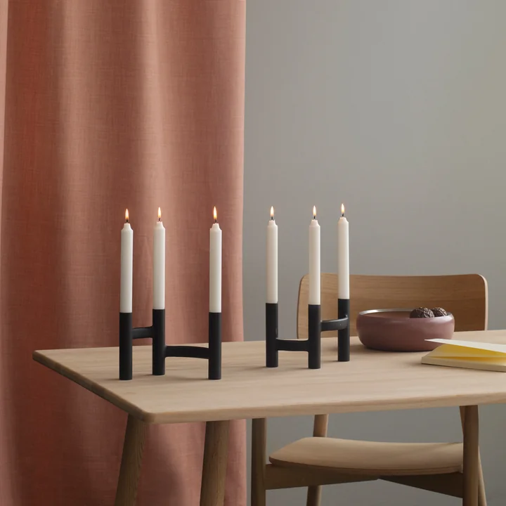 Der Kerzenständer dreiarmig von Stelton in Kombination auf dem Tisch