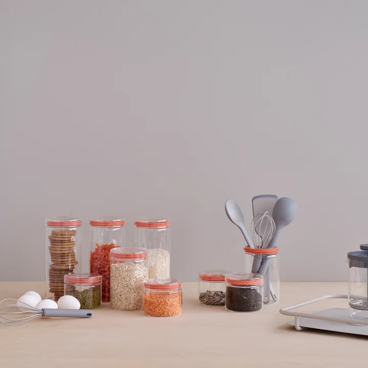 Die Cook-It Küchenhelfer von Rig-Tig by Stelton mit Küchenzutaten auf dem Tisch