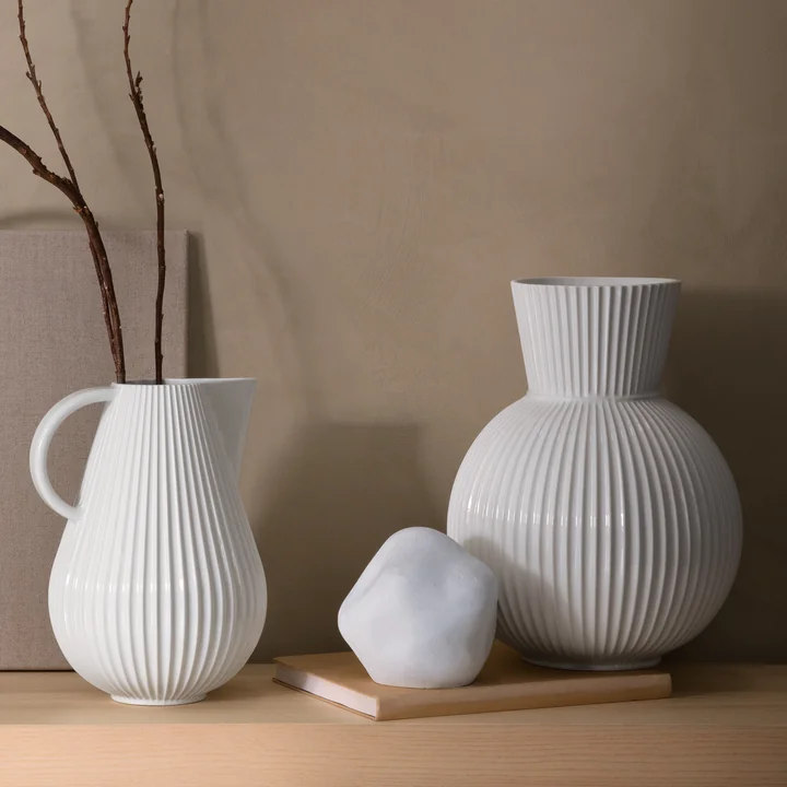 Die Lyngby Tura Jug Vase und die Tura Vase, weiß von Lyngby Porcelæn neben anderen dekorativen Objekten