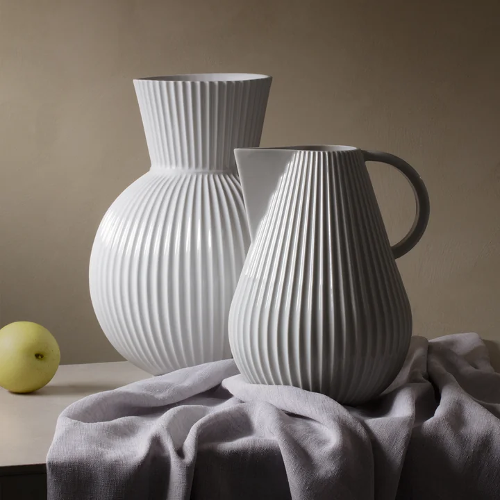 Die Lyngby Tura Jug Vase neben der Tura Vase, weiß von Lyngby Porcelæn