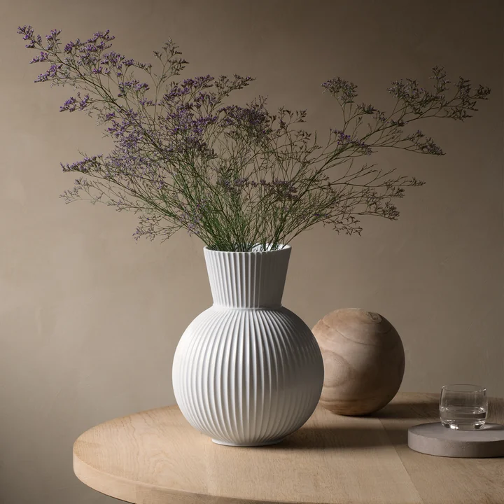 Die Lyngby Tura Vase, H 34 cm, weiß von Lyngby Porcelæn neben anderen Deko-Objekten auf einem Beistelltisch