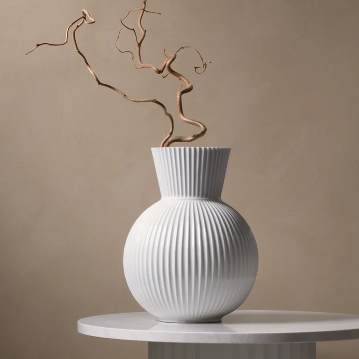 Die Lyngby Tura Vase, H 34 cm, weiß von Lyngby Porcelæn auf einem Beistelltisch aus Stein