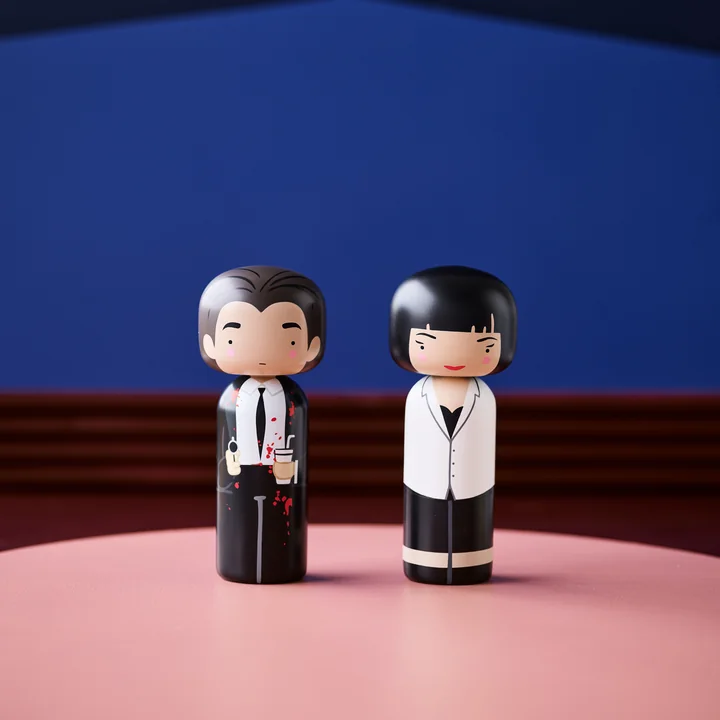 Mia Wallace und Vincent Vega als Sketch Inc. Holzfiguren von Lucie Kaas