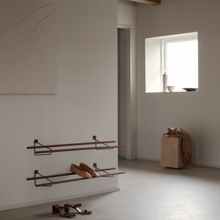 Das Shoe Rack von We Do Wood mit Pumps und Sandalen im weiten Flur 