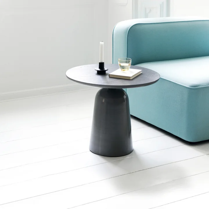 Der Turn Couchtisch von Normann Copenhagen neben einer türkisfarbenen Couch