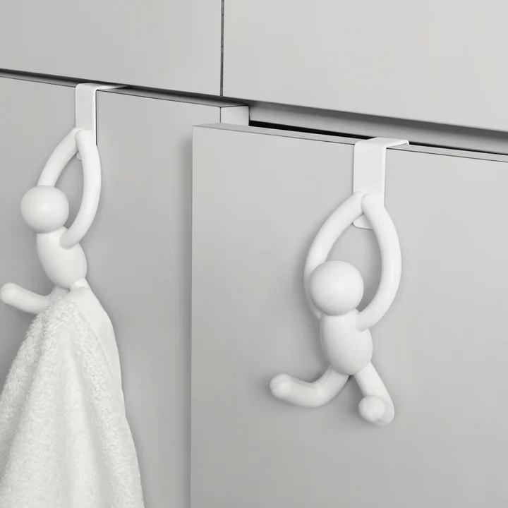 Die Buddy Türhaken von Umbra an weißen Schranktüren