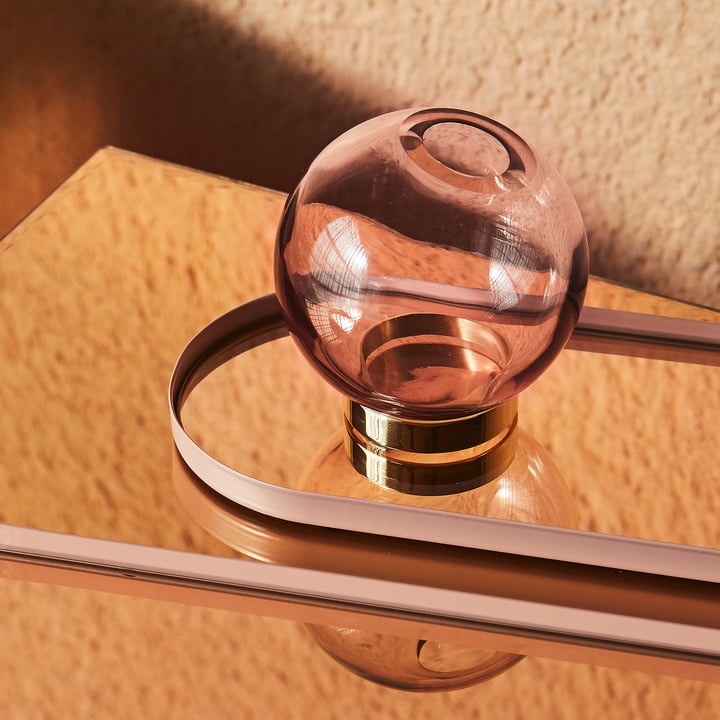 Die Globe Vase von AYTM in rose auf einem verspiegelten Tisch