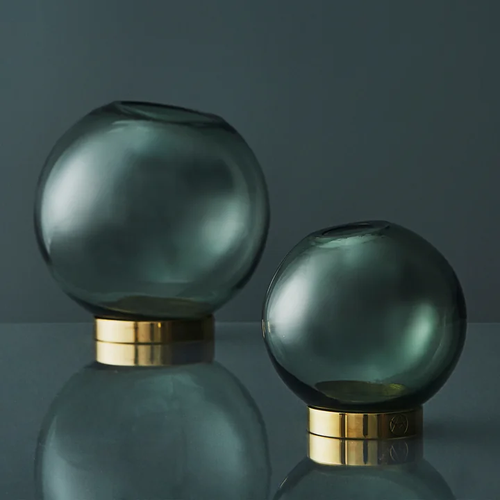 Die Globe Vase von AYTM in forest in verschiedenen Größen