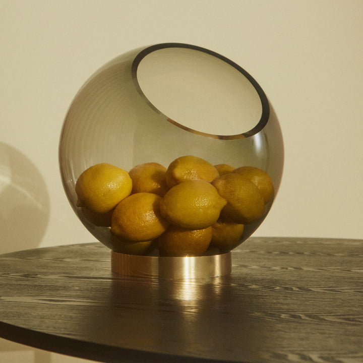 Die Globe Vase von AYTM als Aufbewahrung für Zitronen