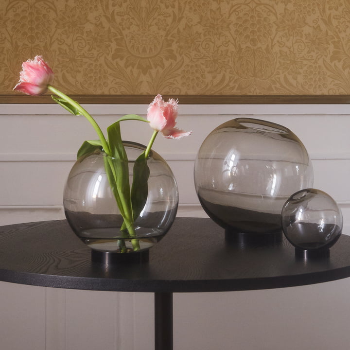 Die Globe Vase von AYTM in ihren verschiedenen Größen auf einem schwarzen Beistelltisch