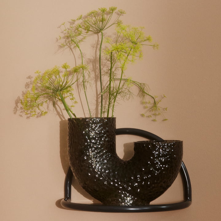 Die Arura Vase von AYTM auf einem kleinen Wandregal