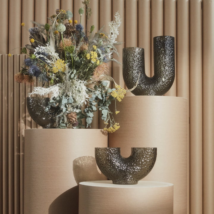 Die Arura Vase von AYTM in ihren verschiedenen Formen mit einem kreativen Blumenarrangement