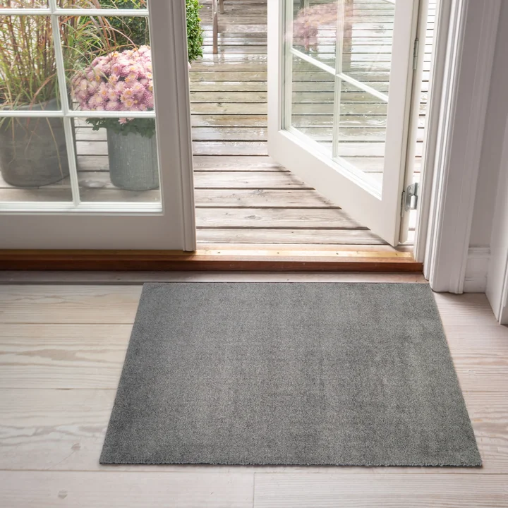 Die Unicolor Fußmatte von tica copenhagen vor der Terrassentür