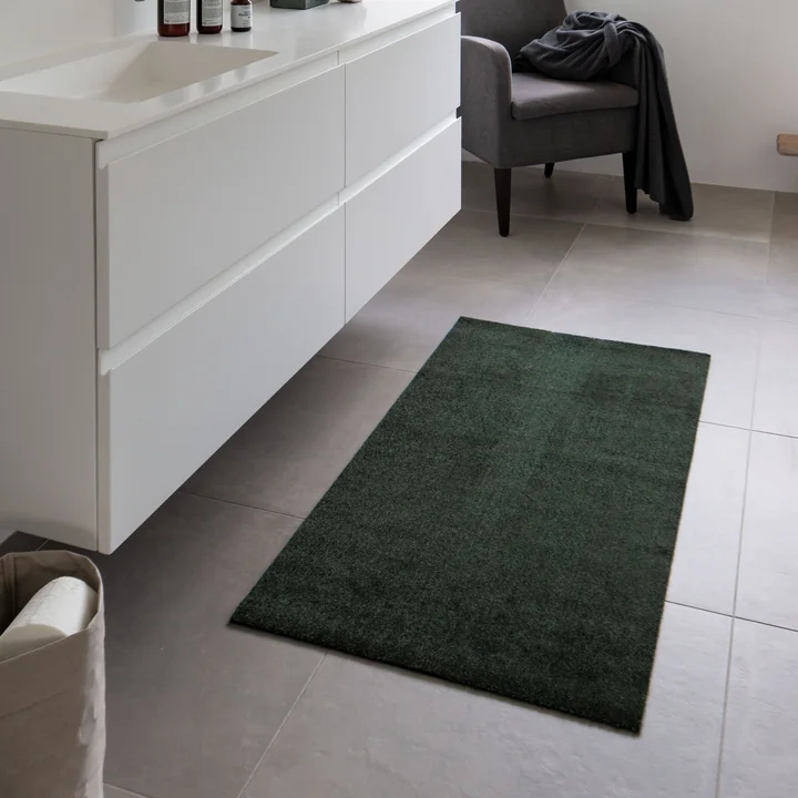 Die Unicolor Fußmatte von tica Copenhagen im Bad vor dem Waschbeckenschrank