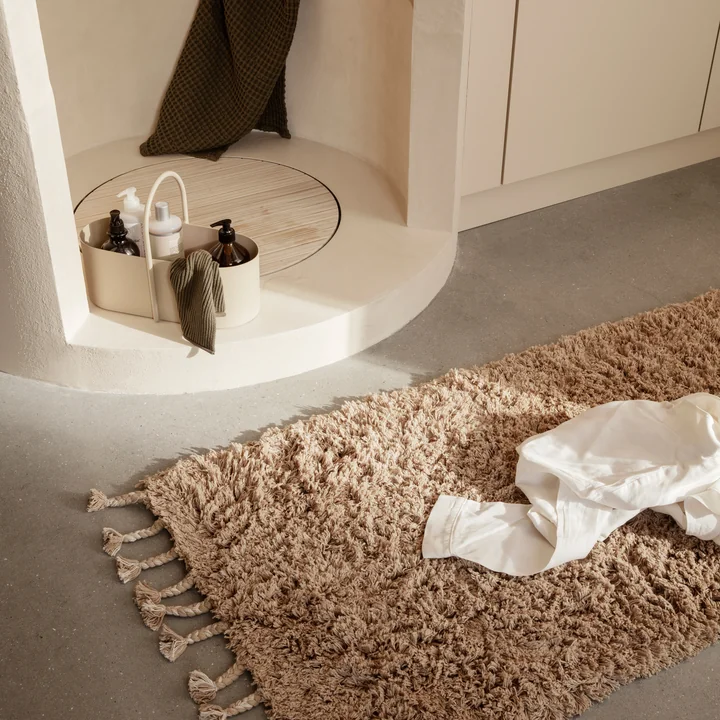 Der Amass Hochflor Läufer von Ferm Living neben der Stein-Dusche im Bad