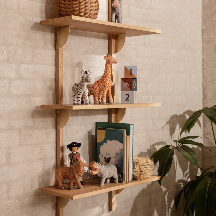 Die verschiedenen Animal Tierfiguren von Ferm Living neben weiterem Spielzeug auf einem Wandregal