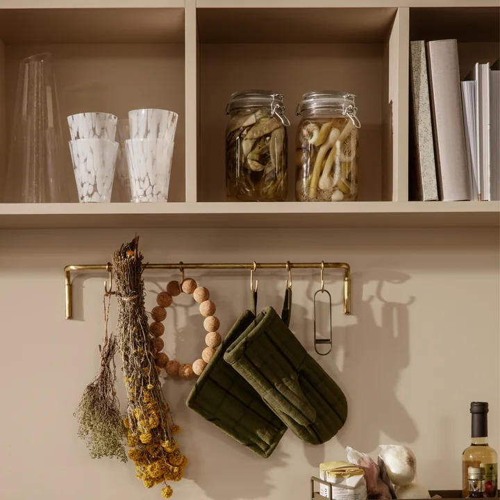 Das Casca Trinkglas von Ferm Living in milk auf einem Küchenregal