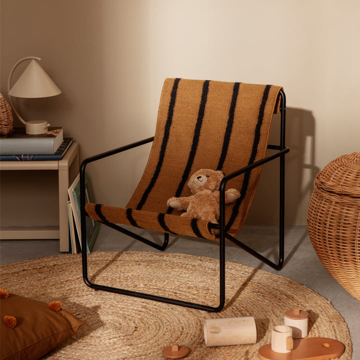 Der Desert Chair Kids von ferm Living auf einem Jute-Teppich mit Kuscheltieren und Spielzeug