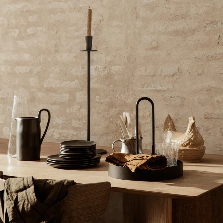 Das Grib Tablett von Ferm Living auf dem gedeckten Esstisch als Ablage für Gläser und Tücher