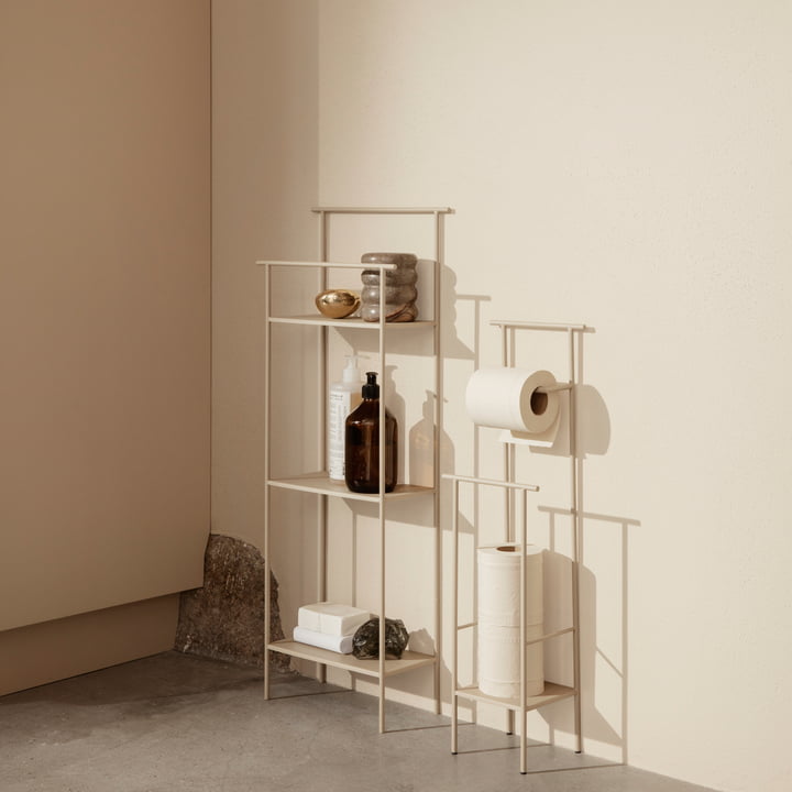 Der Dora Toilettenpapierhalter von Ferm Living in cashmere neben dem Dora Badezimmerregal