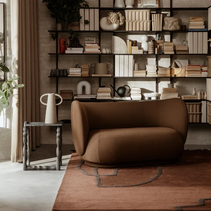 Der Rotben Couchtisch von Ferm Living neben einem braunen Sofa im stilvollen Wohnzimmer mit erdigen Tönen