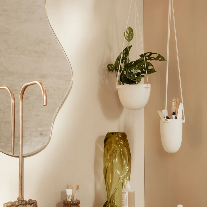 Der Speckle Hänge-Blumentopf von Ferm Living in seinen verschiedenen Größen im Bad neben einem Spiegel