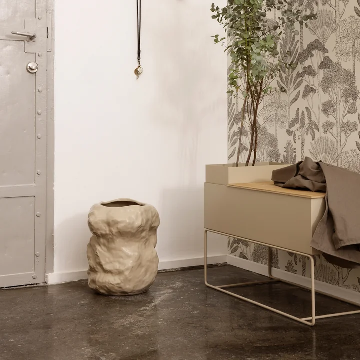 Die Tuck Vase von Ferm Living in cashmere neben einer Plantbox im Flur