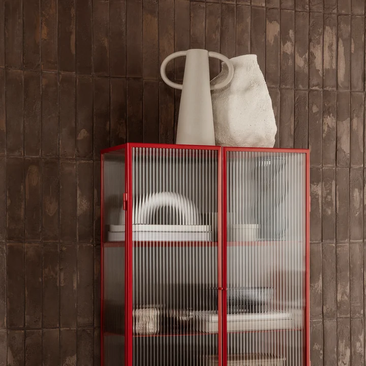 Die Vulca Vase von Ferm Living neben der Anse Vase auf einem Bücherregal mit Glaswänden