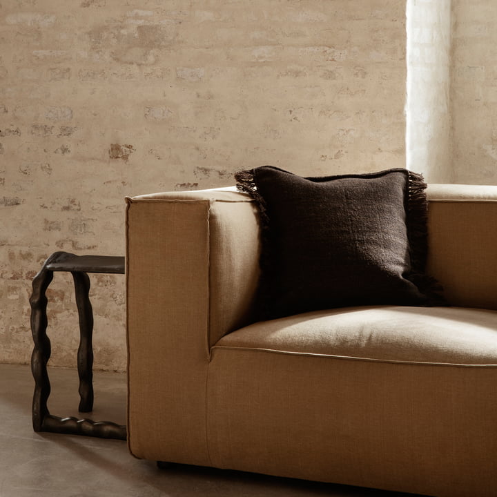 Das Kelim Cushion von ferm Living in dark melange auf einem voluminösen, hellbraunen Sofa