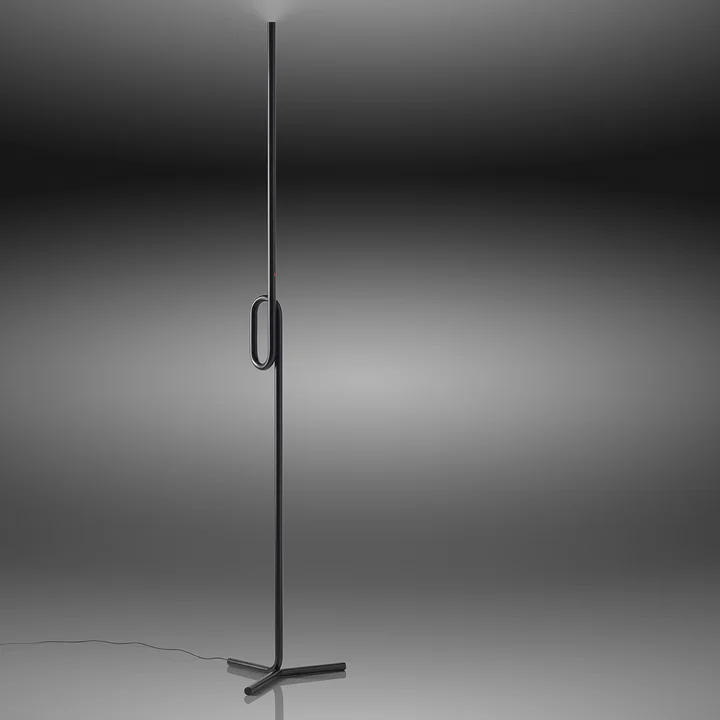 Die Tobia LED-Stehleuchte von Foscarini in schwarz ist schlank, kompakt und leicht zu transportieren
